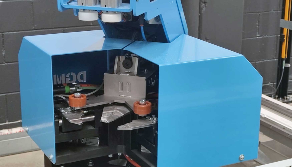 La m�quina ensambladora instalada en Limina facilita la instalaci�n de las escuadras con bicomponente inyectado, para un mayor ajuste...