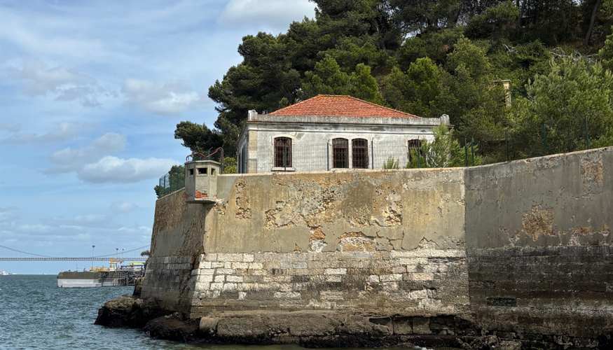 El emplazamiento elegido para esta edici�n es el antiguo Pres�dio da Trafaria, situado en la orilla sur del r�o Tajo, frente a Lisboa...