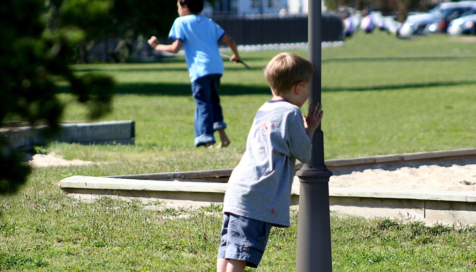 Las luminarias en parques infantiles garantizan seguridad el�ctrica y protecci�n frente a la electrocuci�n...