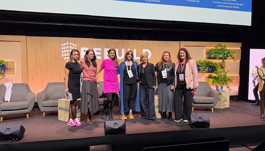 Foto de familia de las participantes con, de izquierda a derecha, Ana Mombiedro, Isabel Ramos, S�nia Hern�ndez-Monta�o, Beatriz Arranz, Anna Bach...