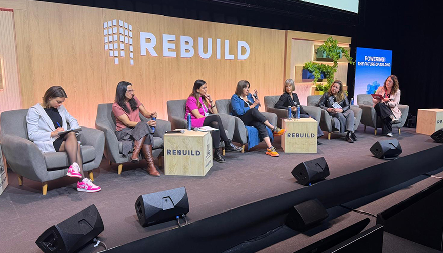 Instante de la sesi�n de debate que constat� la necesidad que la arquitectura y el sector industrial avancen hacia un modelo m�s saludable y...