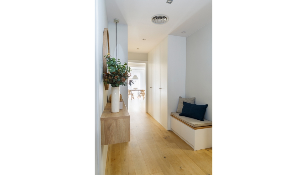 El recibidor articula toda la vivienda y, gracias a la eliminaci�n de un espacio de servicio, se mejora la amplitud espacial...