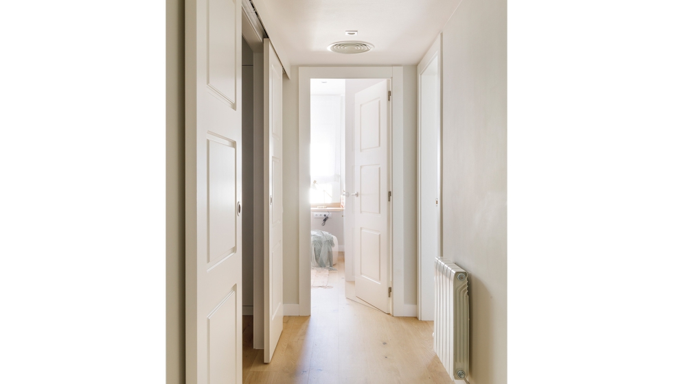 El proyecto se apoya en mobiliario a medida, pero tambi�n en la recuperaci�n de elementos originales como el pavimento de roble natural...