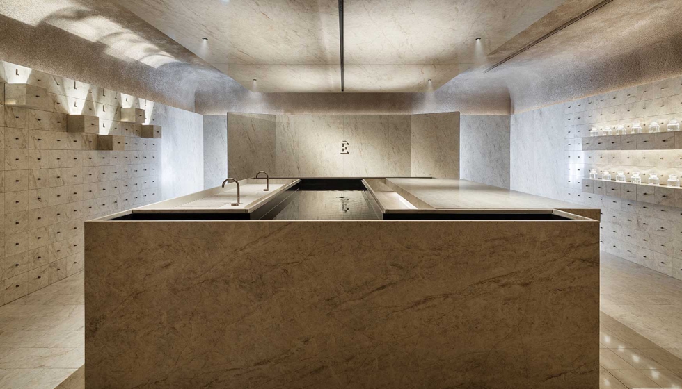 El material se pliega, se extiende y se transforma para dar respuesta a usos como mobiliario, pavimento, revestimiento, encimeras o espacios de ba�o...