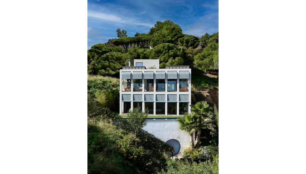 El estuco a la cal en la fachada se completa con cl�sicas persianas alicantinas que le confieren al conjunto un dise�o ancestral...