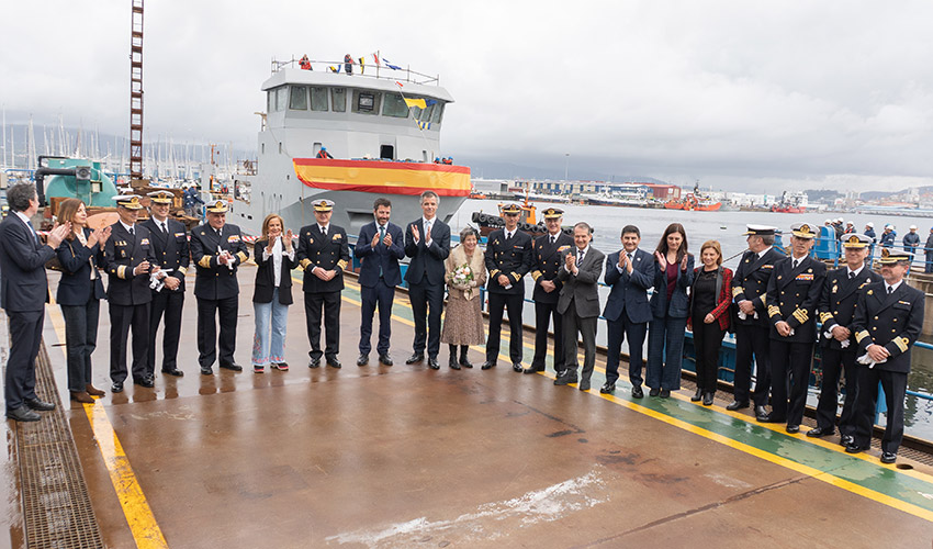 Autoridades civiles y militares durante la ceremonia de botadura del A22 Proserpina en Freire Shipyard, en Vigo