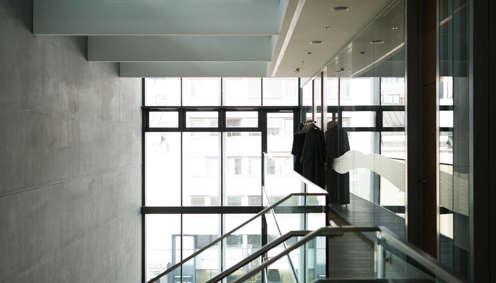 Gracias a las soluciones de GEZE, las ventanas se erigen como recursos indicados para el enfriamiento nocturno autom�tico...