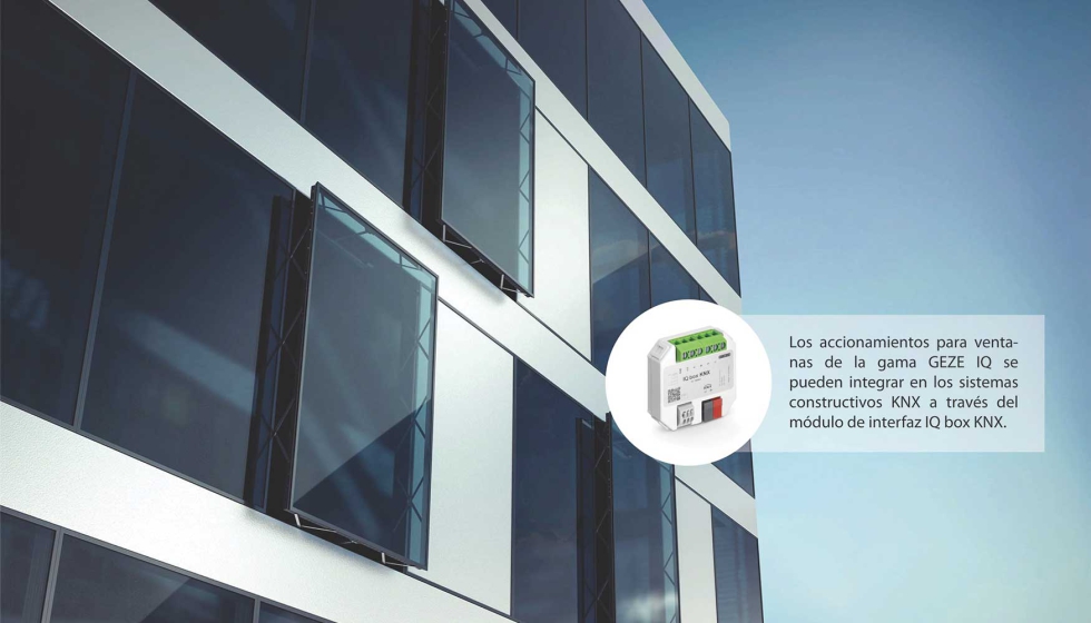 Las ventanas proyectantes paralelas permiten el enfriamiento nocturno