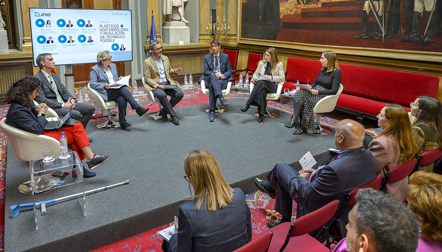 La primera mesa de debate reuni� a senadores del Grupo Popular, del Grupo Socialista...