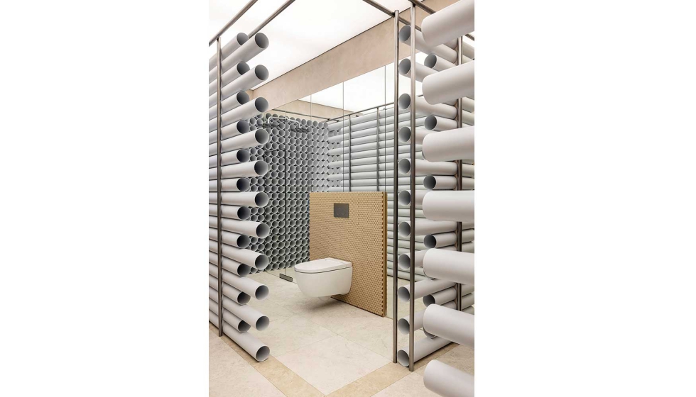 El espacio sustituye el tabique tradicional por una estructura ligera de tubos que deja a la vista el sistema circulatorio del edificio...