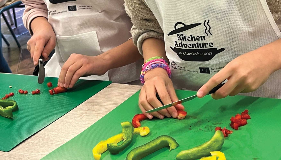 Kitchen Adventure integra actividades en centros educativos con experiencias en casa, incluyendo materiales did�cticos, talleres y sesiones de cocina...