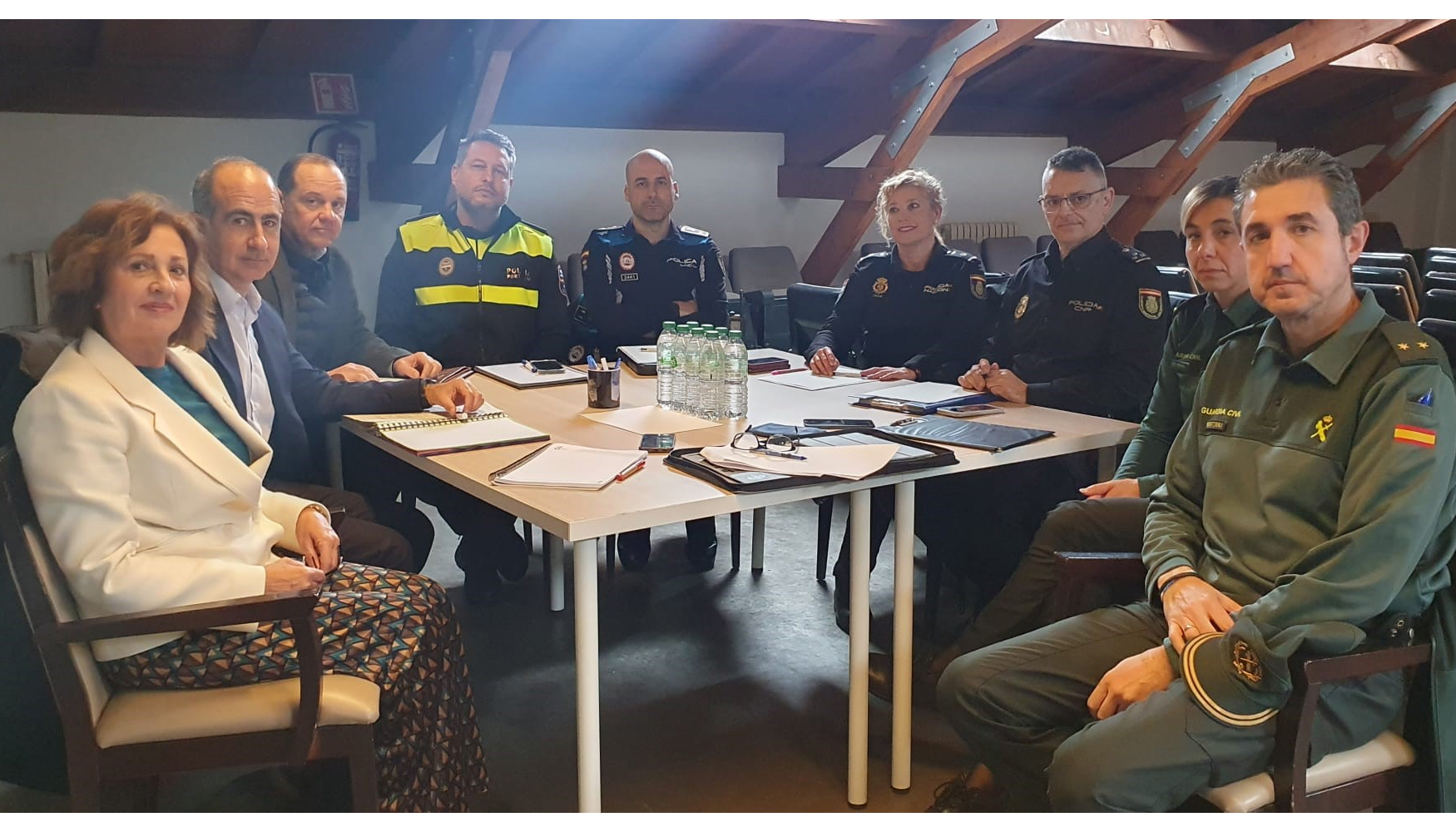 De izquierda a derecha, la directora del Puerto Deportivo, Flor Guardado; los representantes de la Autoridad Portuaria de Gij�n, Miguel Vallina...