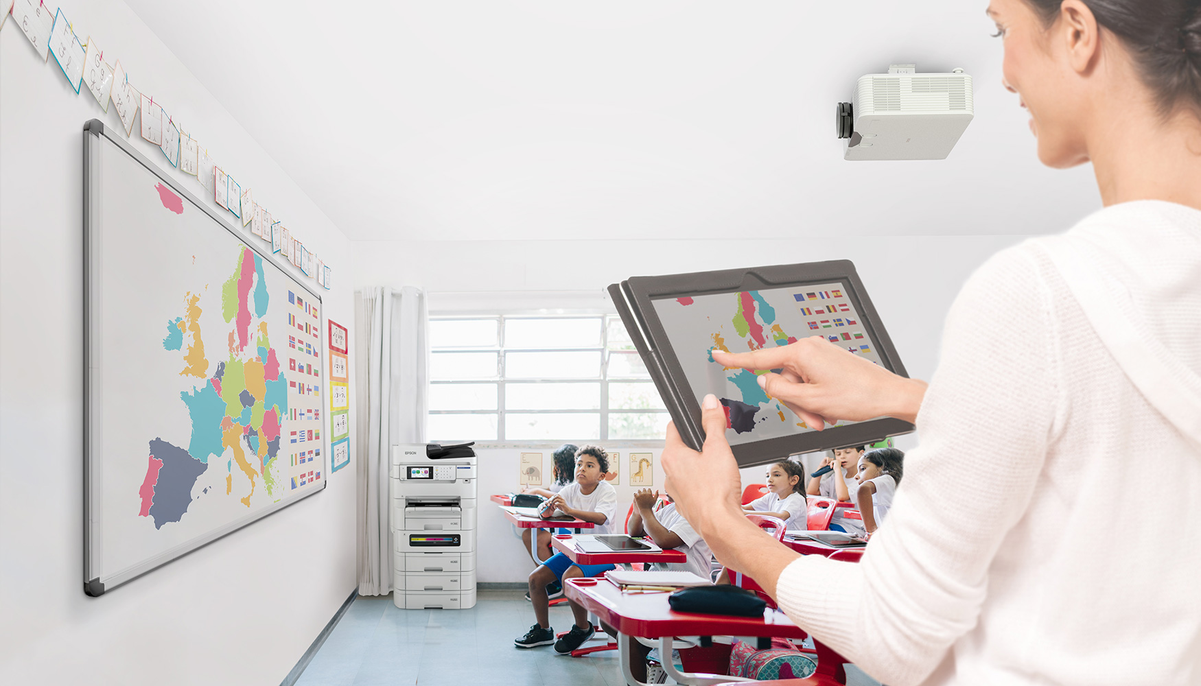 "Utilizando proyectores modernos y luminosos con pantallas grandes y control remoto a trav�s de una app...