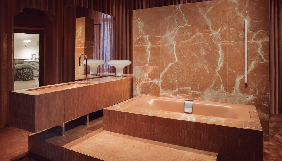 Volumetr�a escult�rica, el ba�o se configura como una experiencia �ntima, sensorial y pausada. Foto: Jordi Canosa