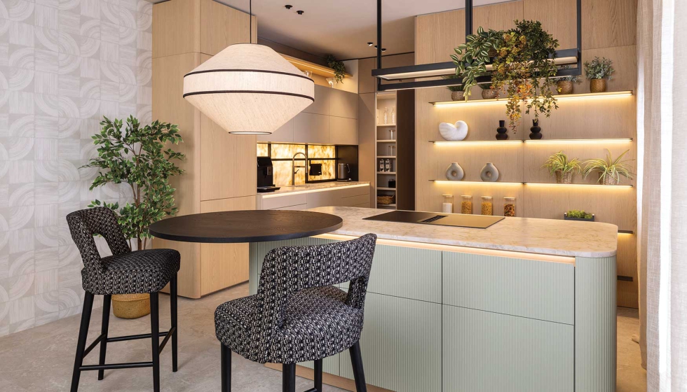 Arquitectura silenciosa que integra cocina y zona de estar en un entorno de bienestar, mediante el uso de materiales naturales...