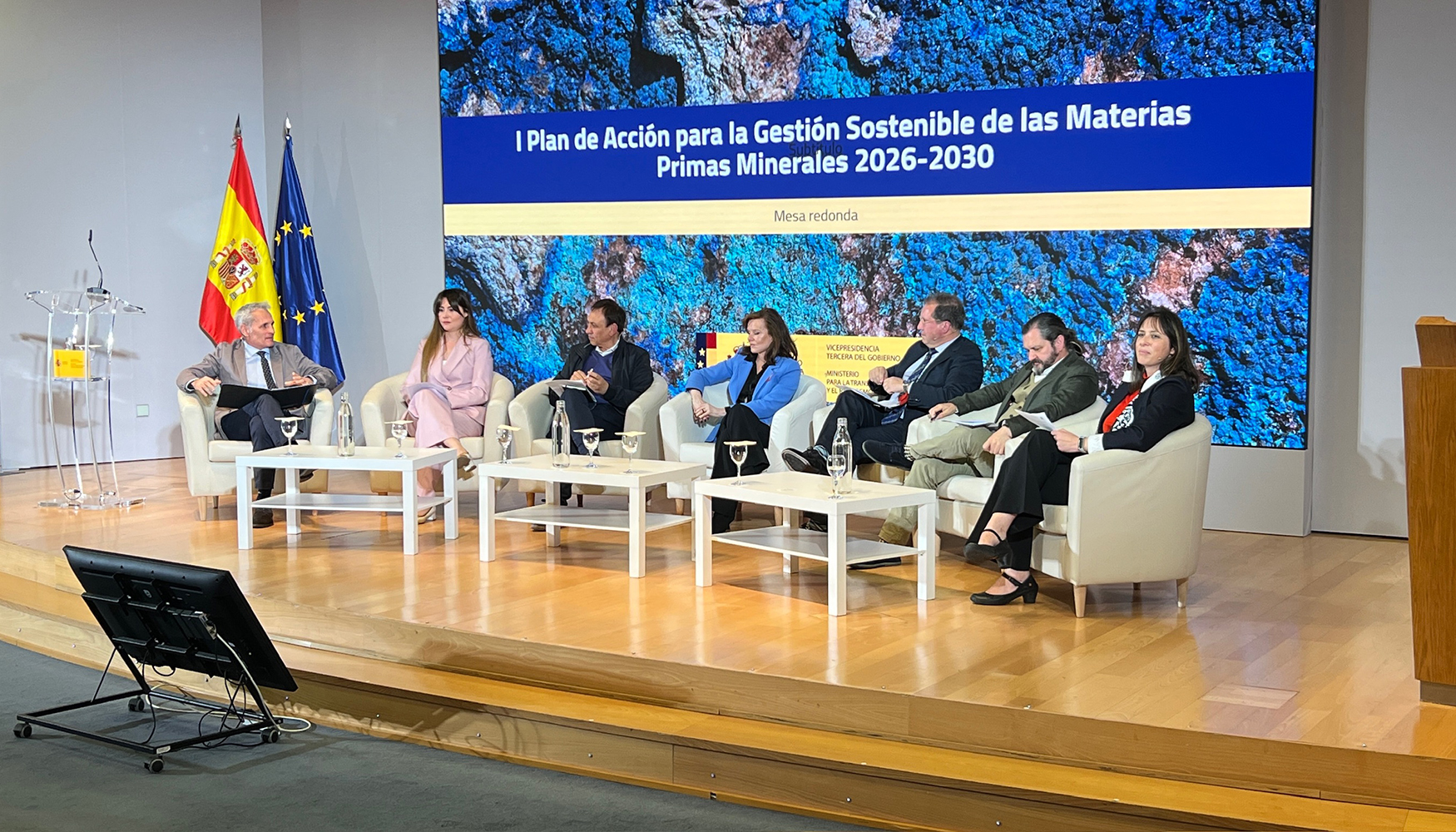 De izquierda a derecha: Daniel Torrej�n, subdirector general de minas, Eva La�n, (Lain Technologies) Jes�s Crespo (CC. OO...