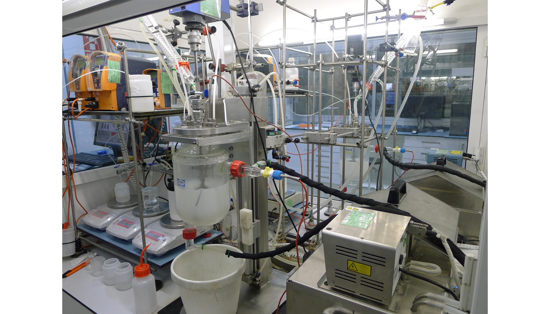 Reactor a escala de Laboratorio para ensayos de polimerizaci�n de emulsiones base agua