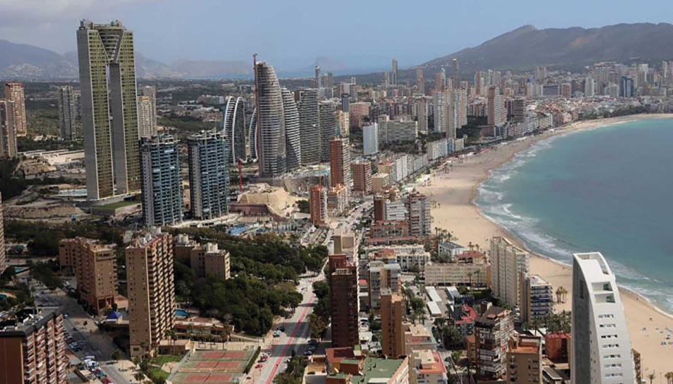 El Plan Director de Agua Regenerada presentado por el Ayuntamiento de Benidorm pretende reducir alrededor de un 15% los aportes de agua convencional...