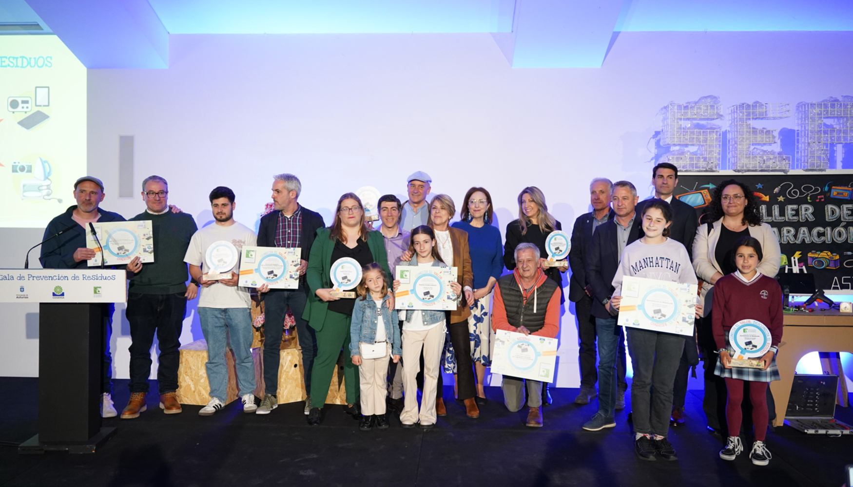 Foto de familia de los finalistas elegidos por Cogersa