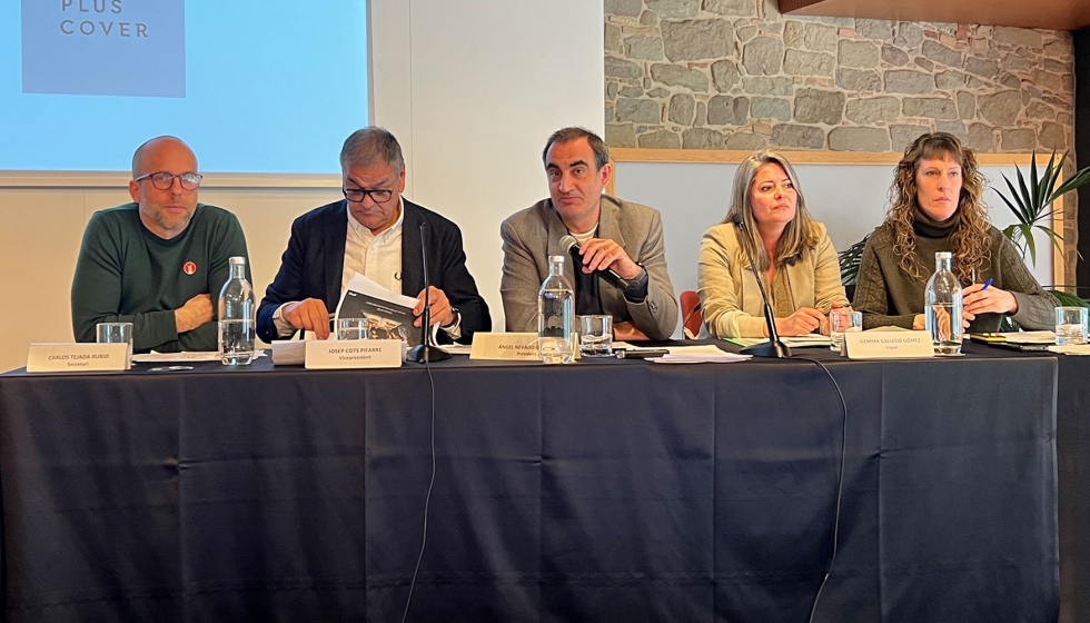 �ngel Nevado, presidente de Acip, fue el encargado de presentar el 'Protocolo de instalaci�n de suelos vin�licos r�gidos'...