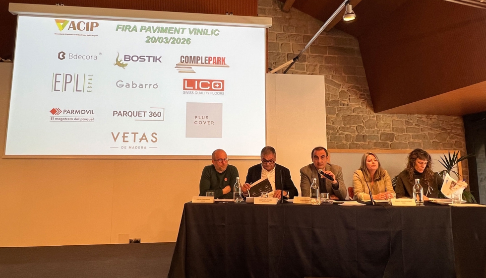 Como en anteriores ocasiones, la asamblea se combin� con una exposici�n de productos, en este caso, pavimentos vin�licos...