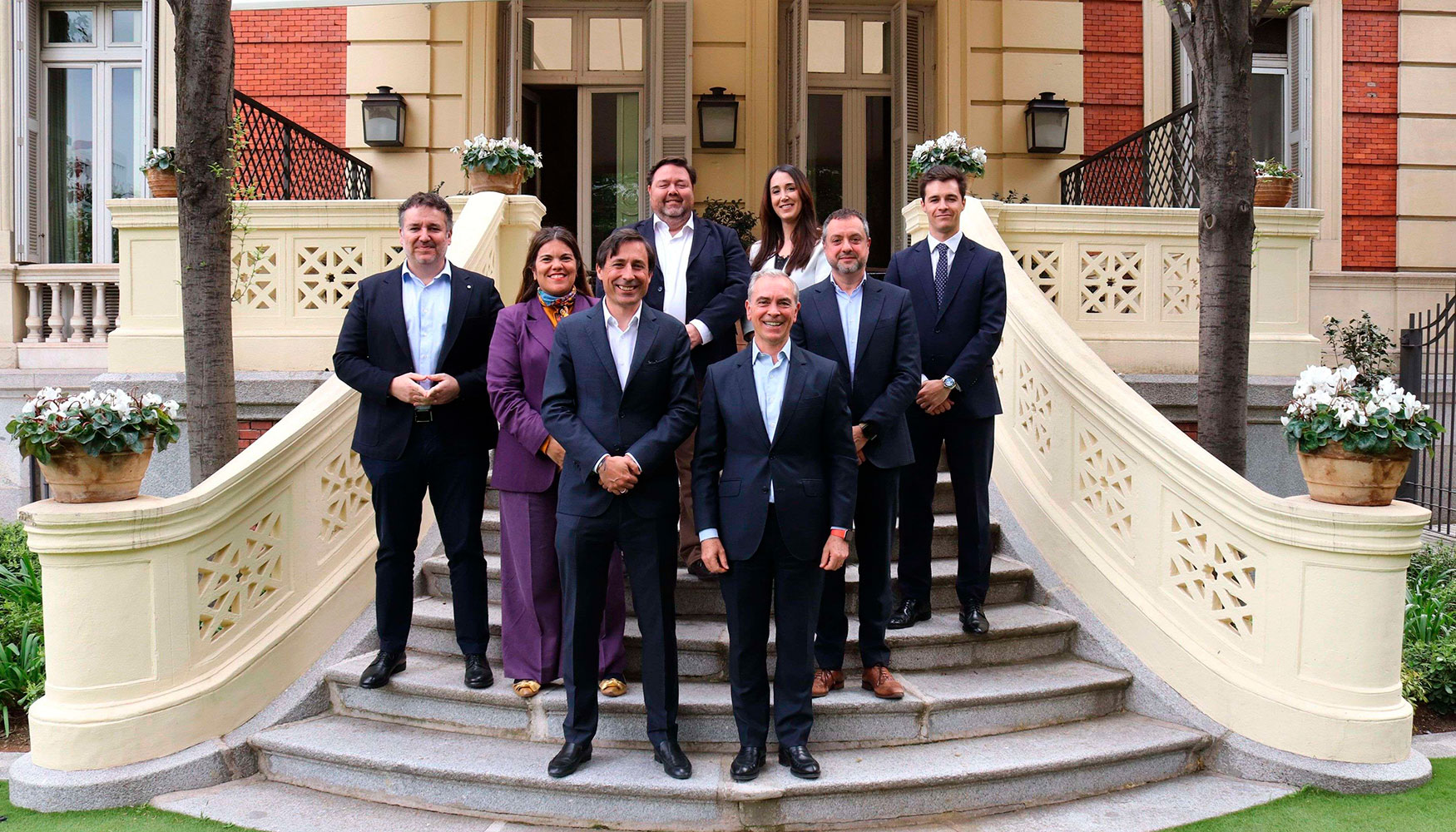 (de izquierda a derecha)...