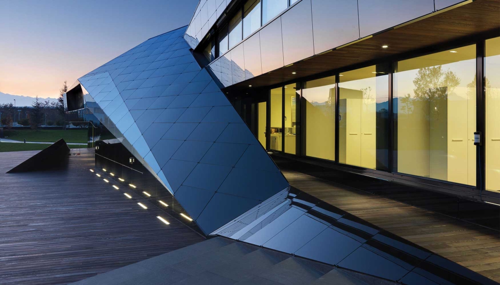 El material destaca por su durabilidad, su resistencia a la humedad y su facilidad de mantenimiento...