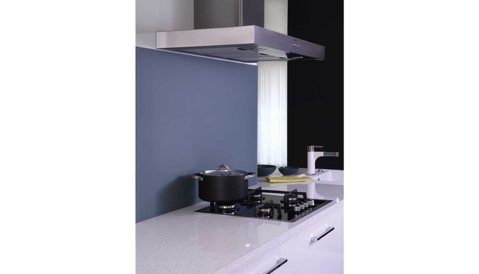 Las aplicaciones son variadas e incluyen mobiliario tanto interior como exterior, revestimientos murales en espacios como cocinas...