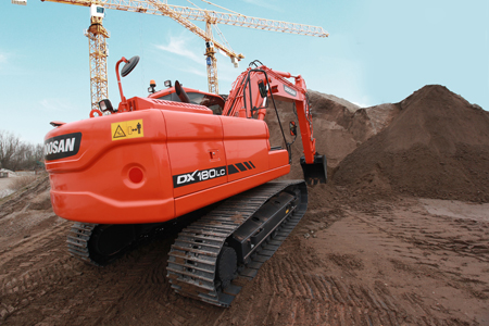 La nueva excavadora de orugas DX180LC-3 tiene un tren inferior ms robusto, con componentes reforzados