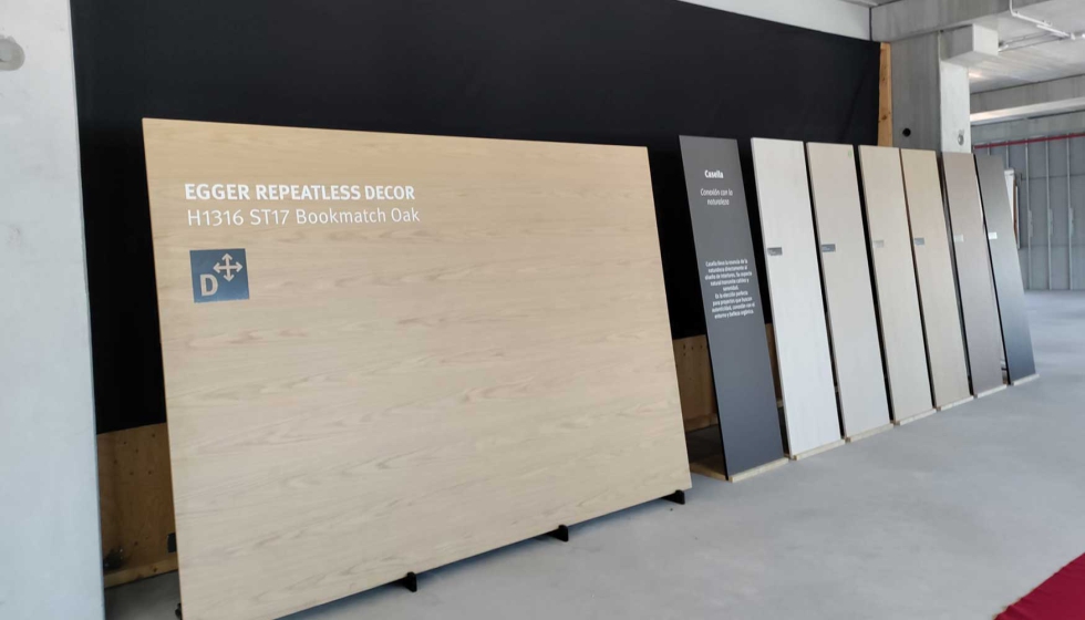 Imagen del galardonado dise�o H1316 ST17 Roble Bookmatch y de otras novedades de Egger