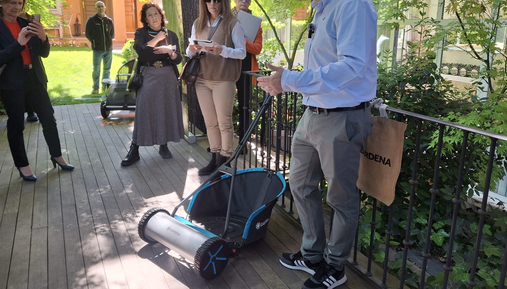 El director comercial junto al nuevo cortac�sped