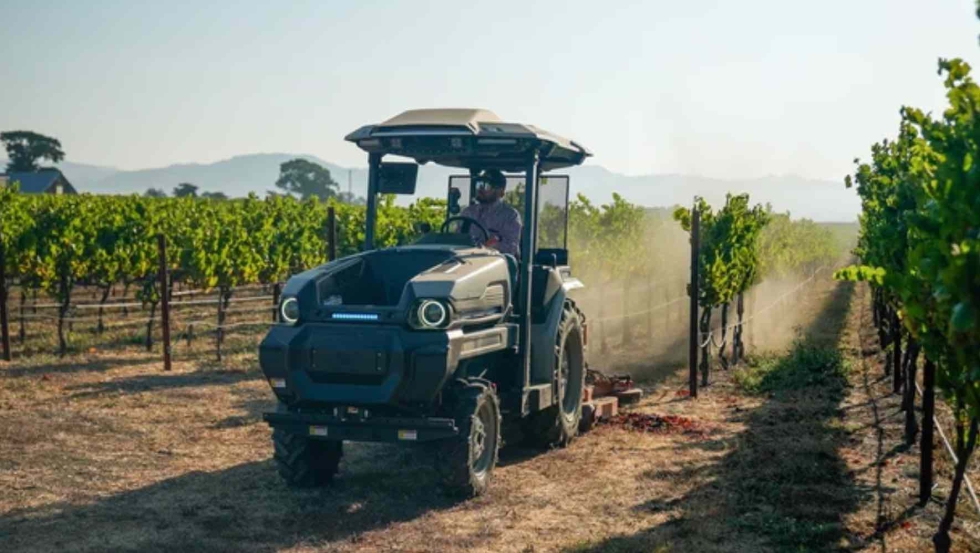 Tractor Monarch 100% el�ctrico, de conducci�n opcional y conectado