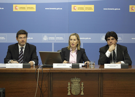 La ministra de Fomento, Ana Pastor, junto con Rafael Catal, secretario de Estado de Infraestructuras, Transporte y Vivienda, y Mario Garcs...
