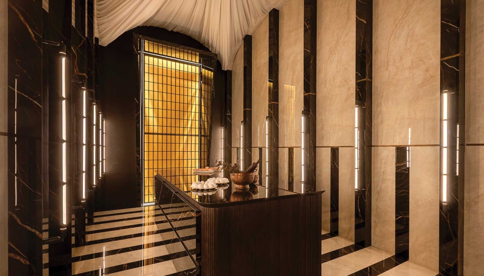 La propuesta de Viruta Lab transforma este espacio del palacio en un refectorio, recordando su pasado como convento en 1926...