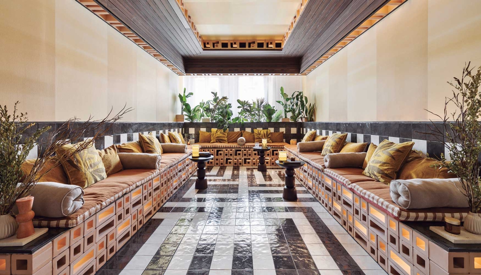 Impar Design recrea un fumadero del siglo XIX donde la madera, los mosaicos y los azulejos dialogan entre historia y contemporaneidad...