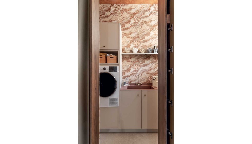 Detalle del lavadero cuya pared central simula, con papel Bauhaus...