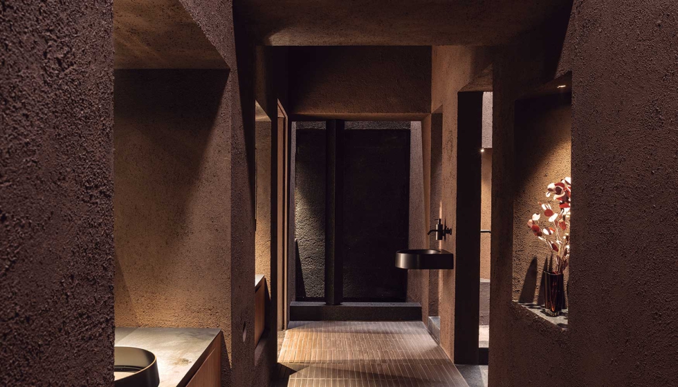 Luz y materia se integran en este espacio de Laufen para crear una experiencia sensorial. Foto: Amador Toril