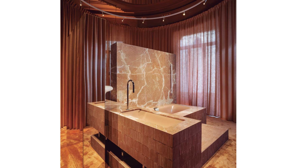 La propuesta de Kaldewei propone un di�logo entre materia y experiencia sensorial. Foto: Jordi Canosa