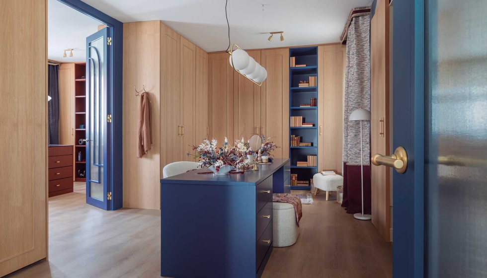 Los tonos suaves en las puertas Sanrafel y en el mobiliario contribuyen a definir este espacio de serenidad e intimidad. Foto: Lupe Clemente...