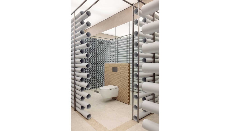 El ba�o de Geberit queda �oculto� gracias a los tabiques creados con tubos de instalaci�n. Foto: Amador Toril