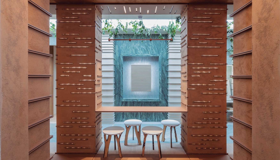 La cer�mica transforma el espacio, pero tambi�n el mobiliario y las superficies en �The beauty of the Unseen�. Foto: Jordi Canosa...