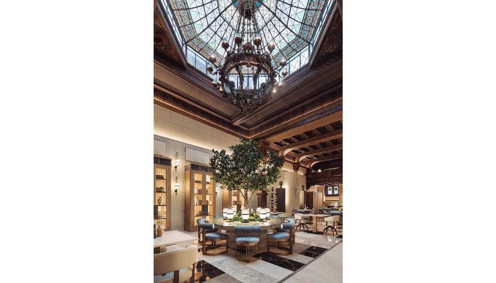 El artesonado original del techo juega un apel vital en la creaci�n de Ra�l Martins. Foto: Nacho Uribesalazar