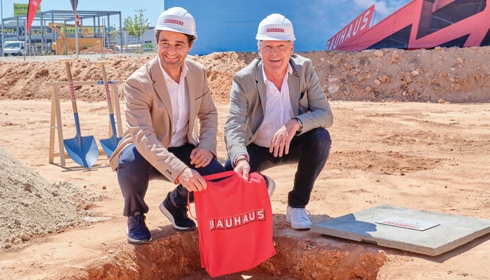 (De izq. a dcha.): Eduardo Dol�n, alcalde de Torrevieja y Bart Ginneberge, CEO de Bauhaus. Foto: Eduardo Garc�a