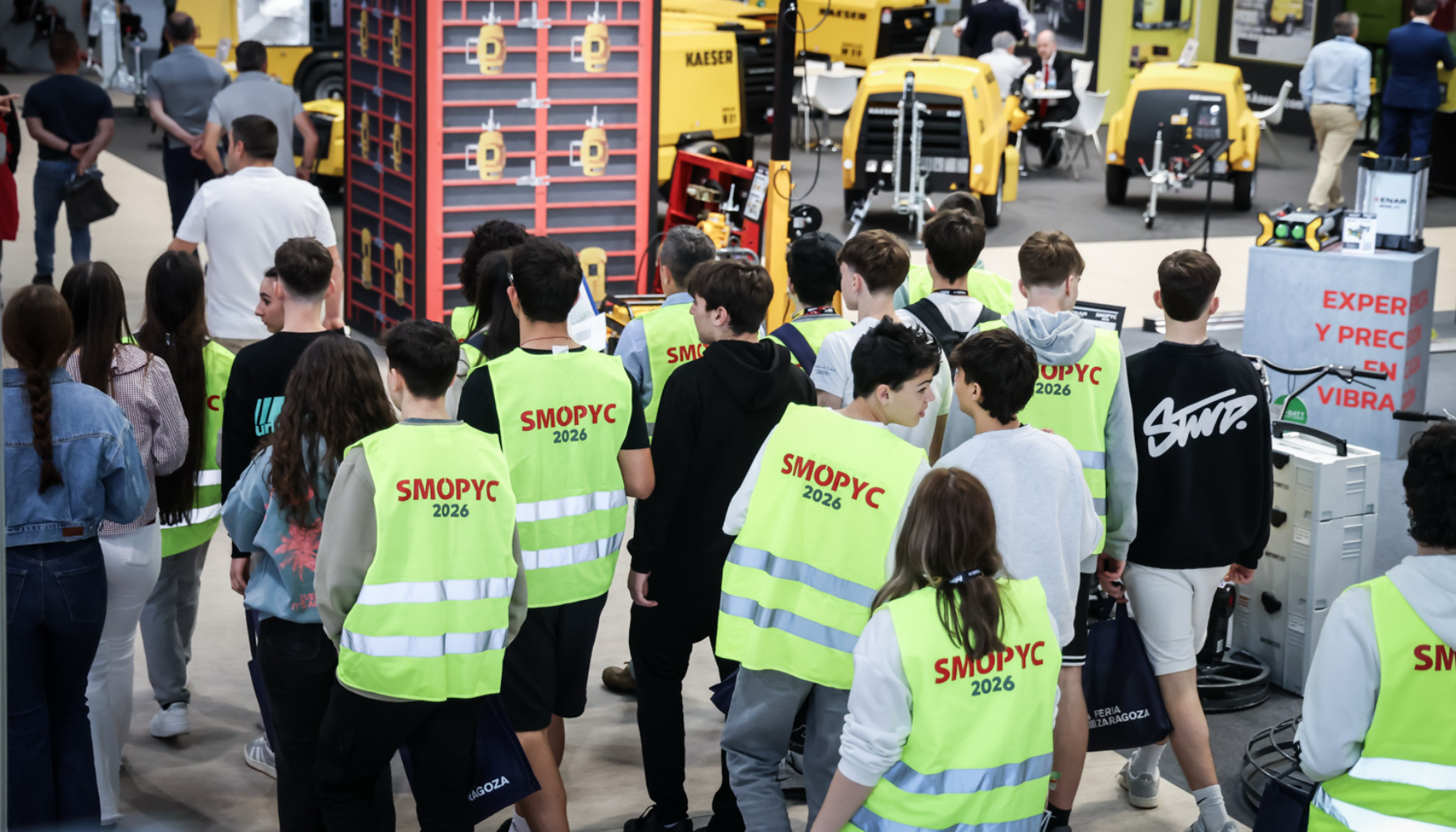 Recorrido de uno de los grupos de estudiantes por los stands de Smopyc 2026