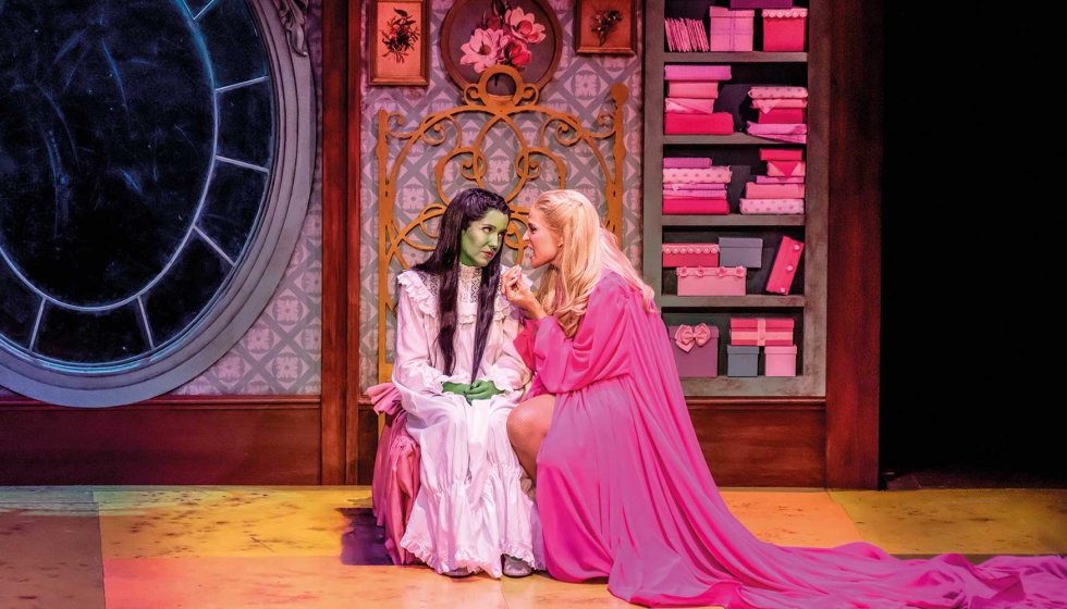 Uno de los mayores desaf�os de la producci�n a nivel lum�nico ha sido encontrar la luz que permita definir tanto el rostro verde de la protagonista...