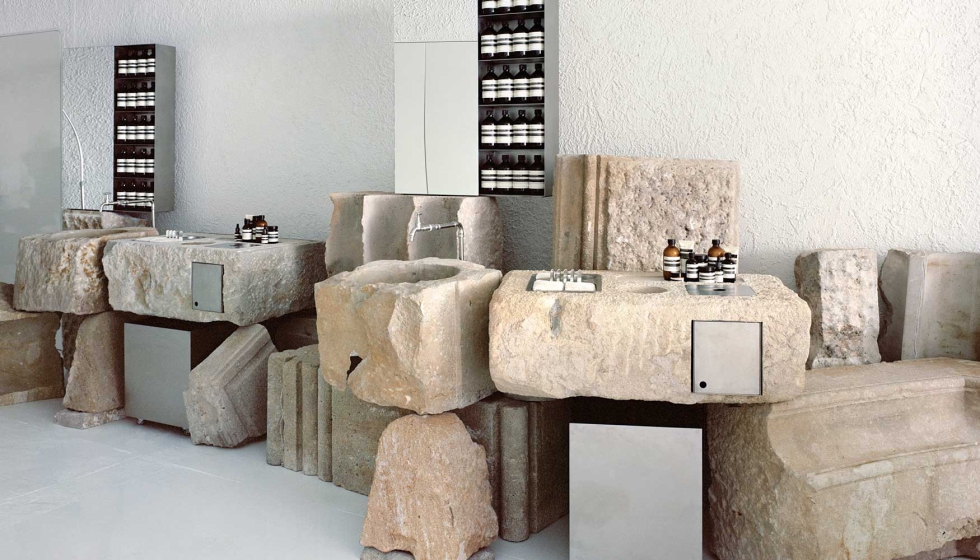 Haciendo un claro homenaje al proceso constructivo ancestral, Mesura ensambla bloques de piedra para crear una arquitectura �nica...