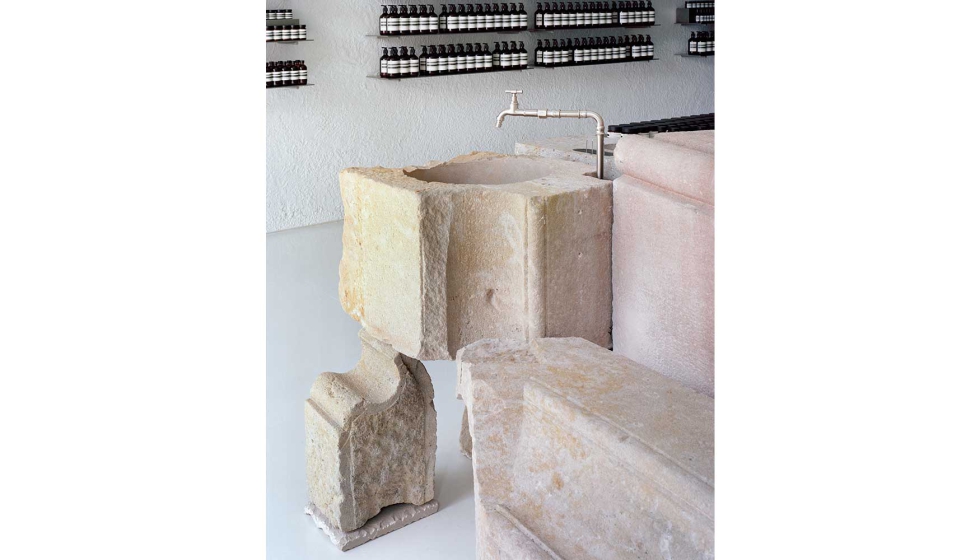 Las piedras mantienen su esencia, con m�nimas intervenciones, como en el caso de la incorporaci�n de la grifer�a. Foto: Maxime Delvaux...