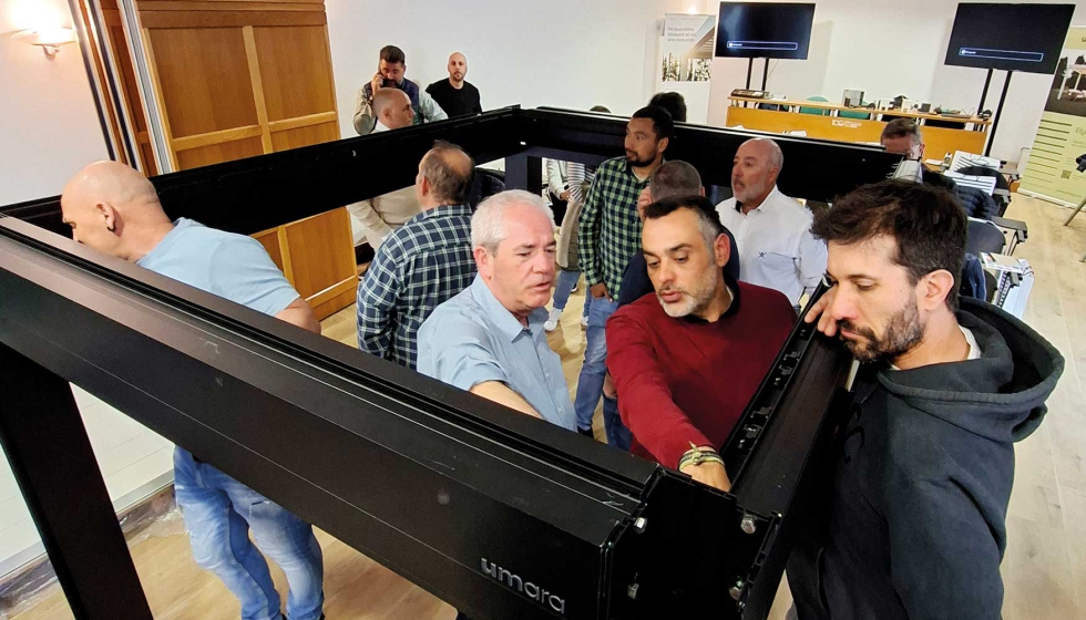 Sesi�n de pr�cticas de montaje de la bioclim�tica Elya durante la presentaci�n en Santander el 25 de marzo 2025