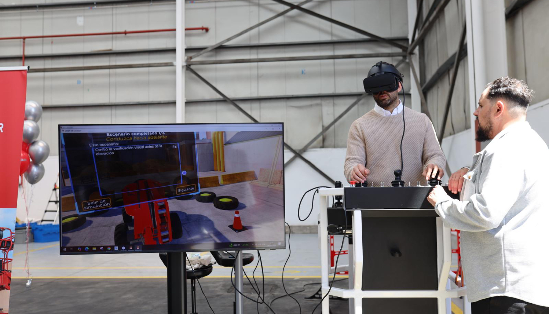 Dar�o Moreno, alcalde de Sagunto, probando el simulador virtual de LOXAM