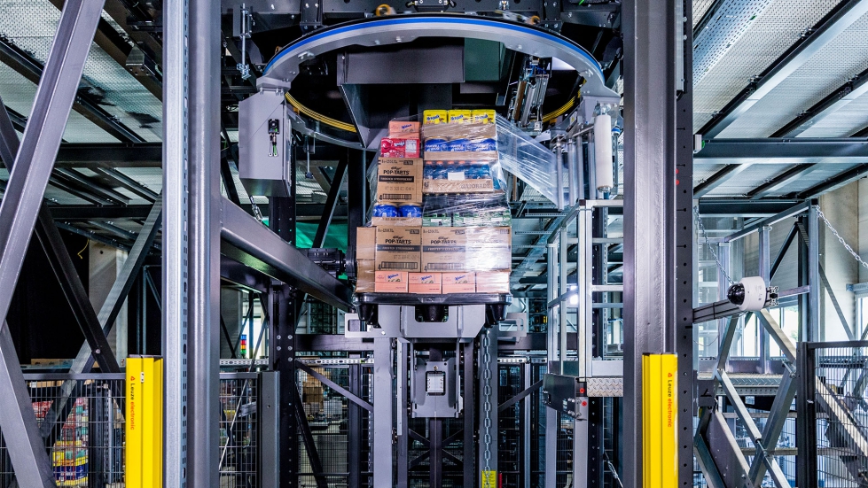 El innovador robot de preparaci�n y paletizado RUNPICK (Robotic Universal Picker) de KNAPP procesa y paletiza grandes unidades de embalaje para el...